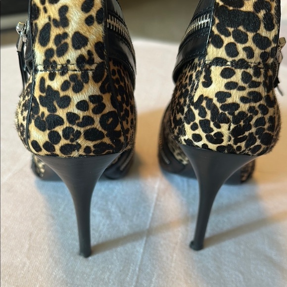 Vince Camuto Brown and Black Heels with Sophisticated Design - Picture 7 of 11